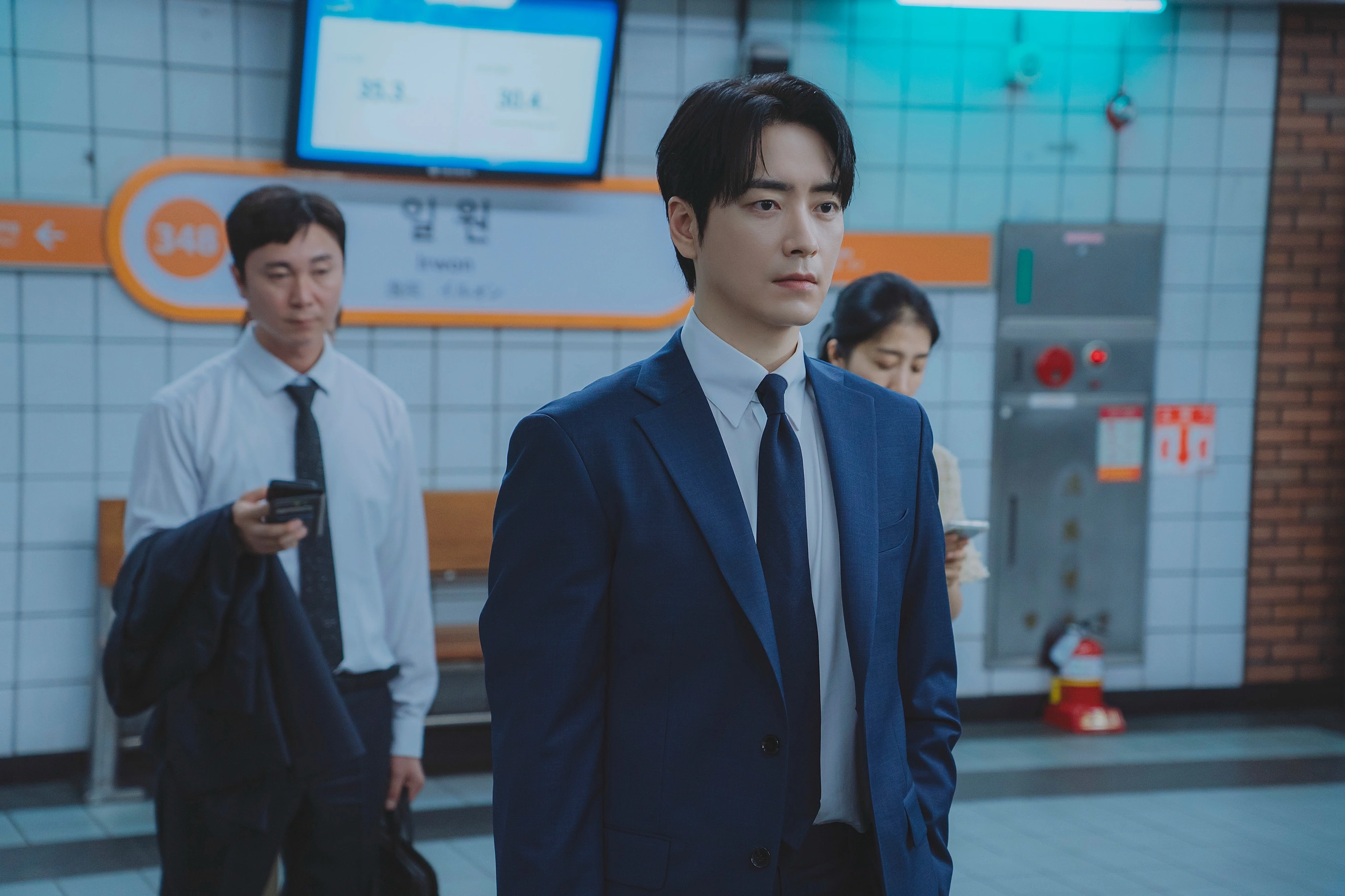 Lee Jun Hyuk và nghịch lý đi làm sau khi trúng số trong The Ordinary Jackpot