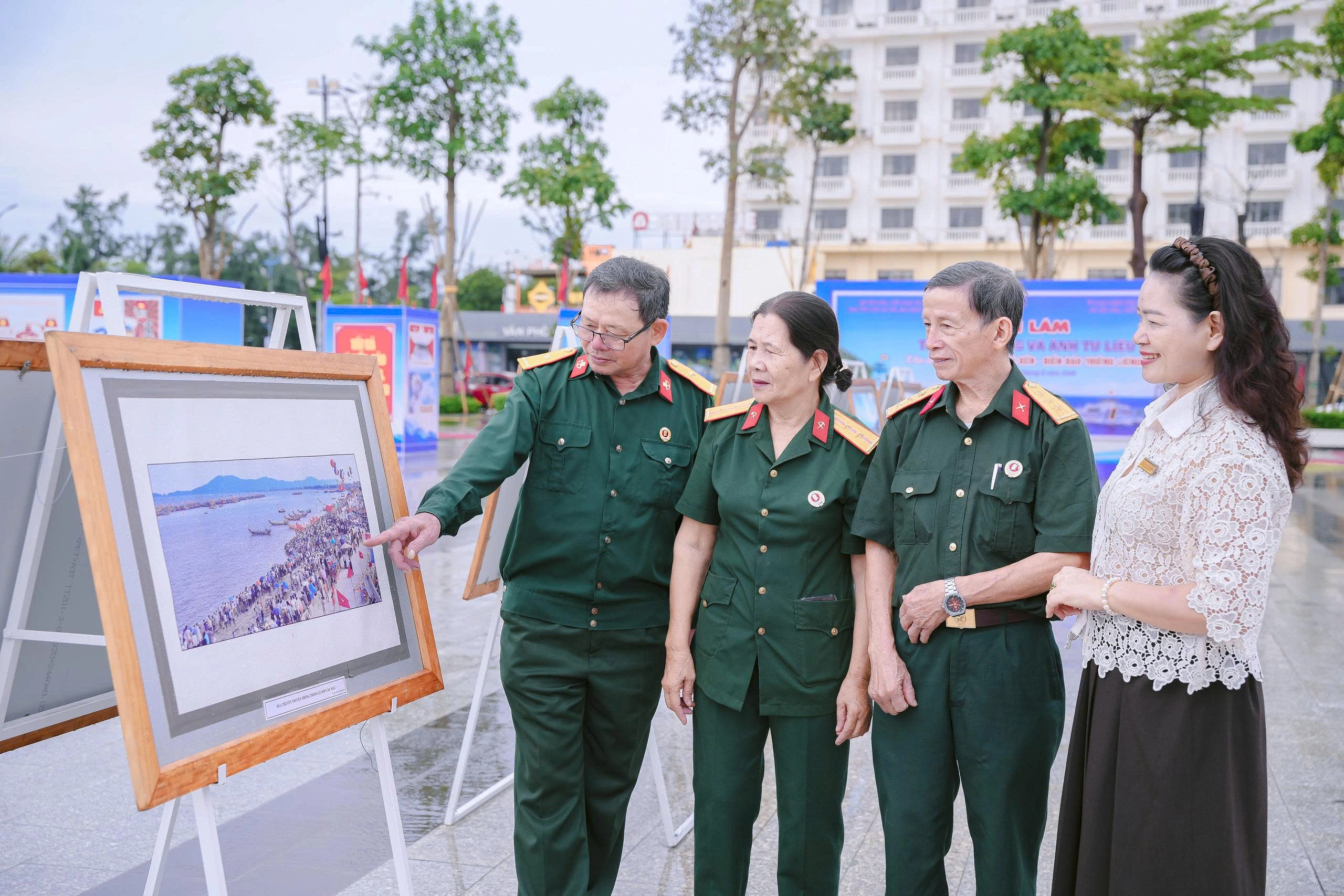 Triển lãm “Biên cương vững bền”: Khi tranh cổ động đối thoại cùng tư liệu ảnh