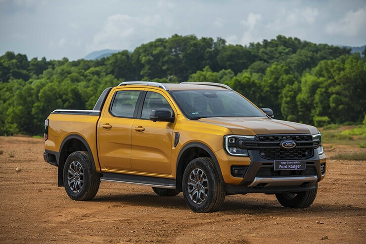 Ford Ranger so với bán tải cỡ trung: Bi-Turbo, an toàn và giá lăn bánh có xứng đáng?