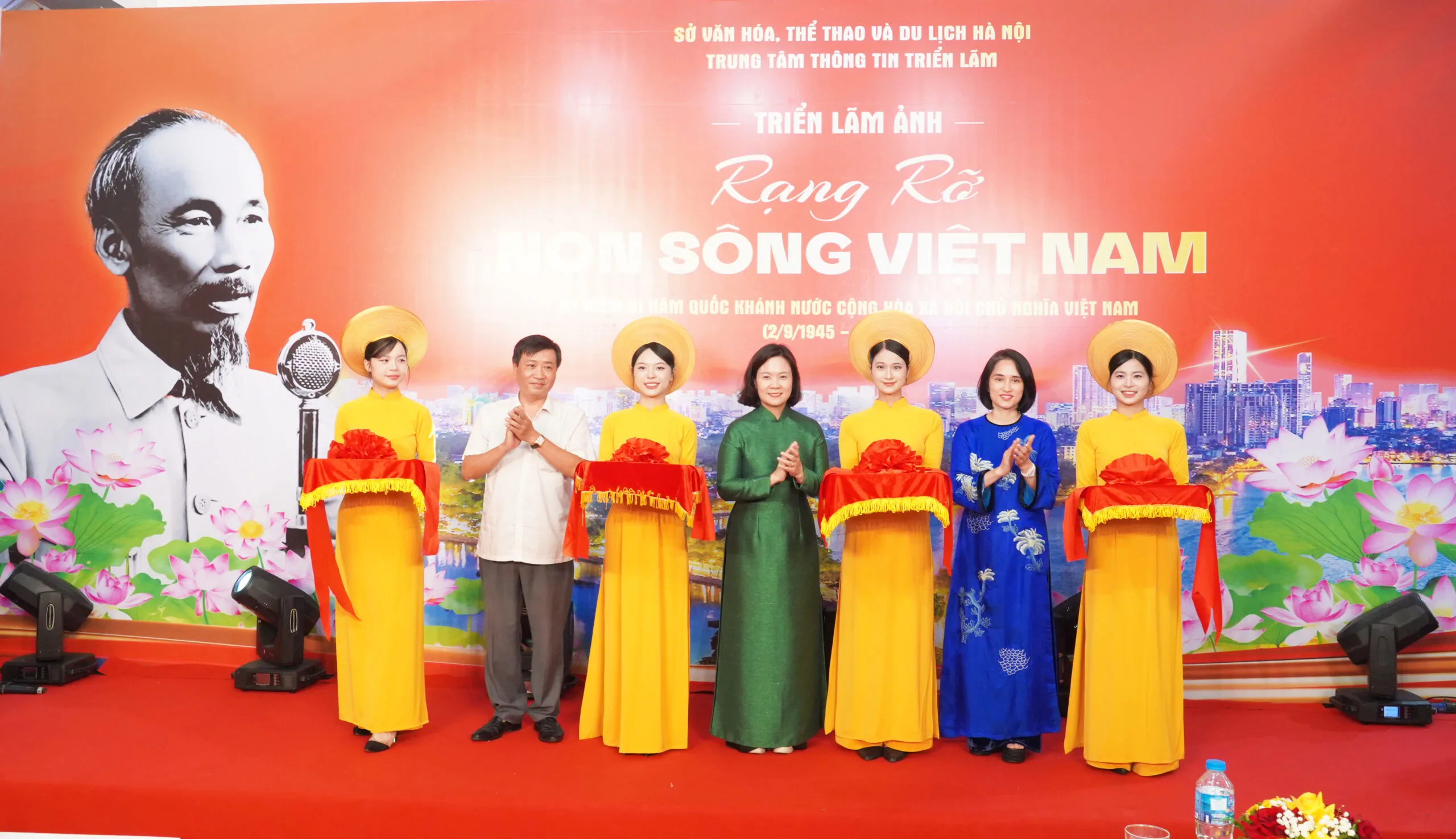 130 bức ảnh tư liệu ‘Rạng rỡ non sông Việt Nam’ tại Hà Nội