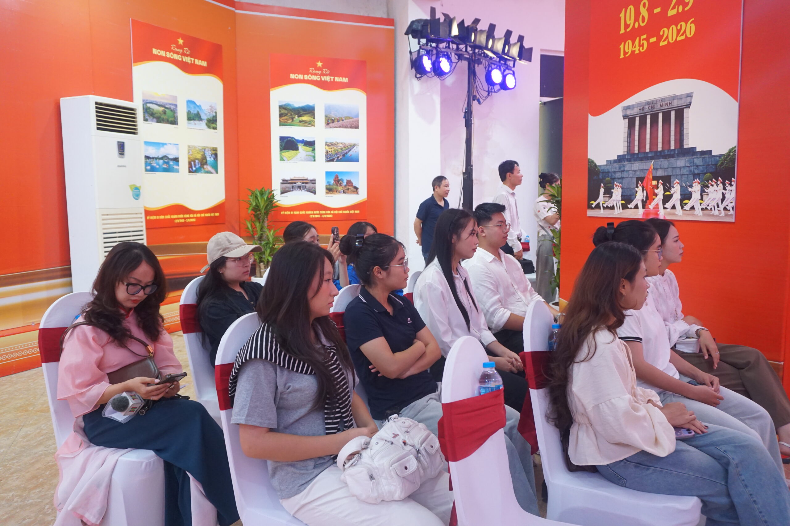 Triển lãm “Rạng rỡ non sông Việt Nam”: 130 khung hình đánh thức tự hào dân tộc