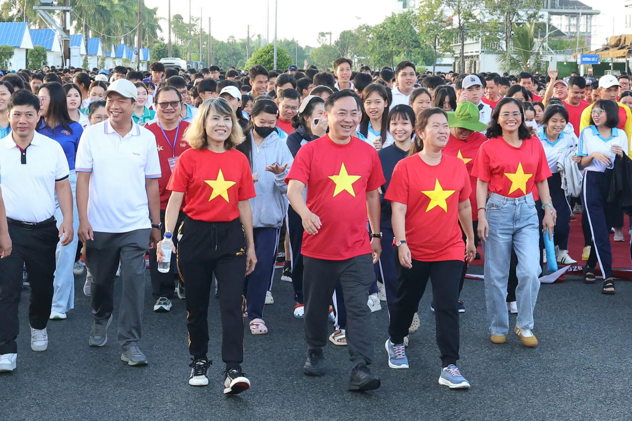 Hơn 5.600 người Cần Thơ cùng tiến bước vì sức khỏe cộng đồng