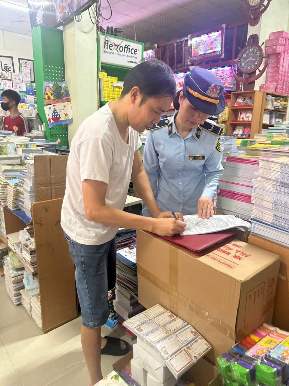Những chiêu lừa bán sách giáo khoa phổ biến và cách phụ huynh tự bảo vệ