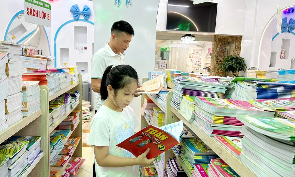 Sách giáo khoa khan hiếm ở nhiều tỉnh: báo động trước ngày khai giảng