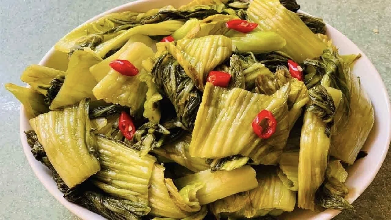 Dưa muối ngon nhưng ăn sai cách gây hại: Nhìn lại thói quen của bạn