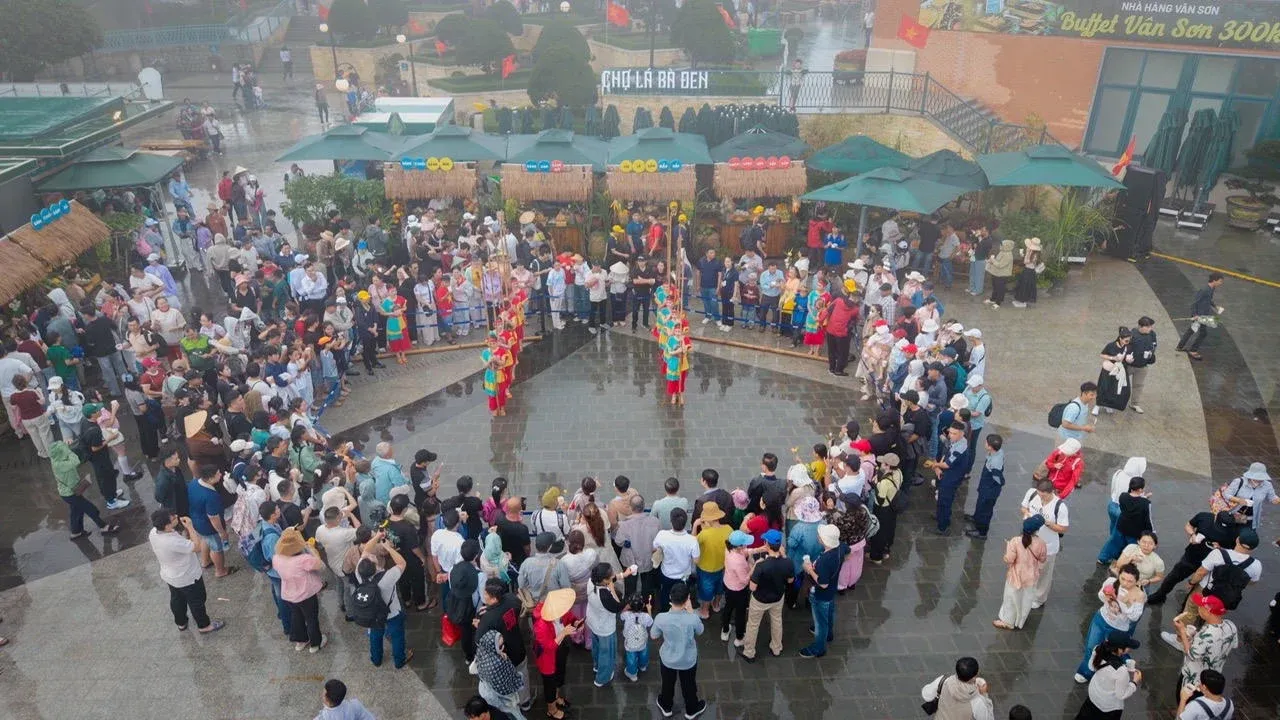 Triển lãm gốm tâm linh kỷ lục và Chợ Lá biến Núi Bà Đen thành điểm hẹn Quốc khánh