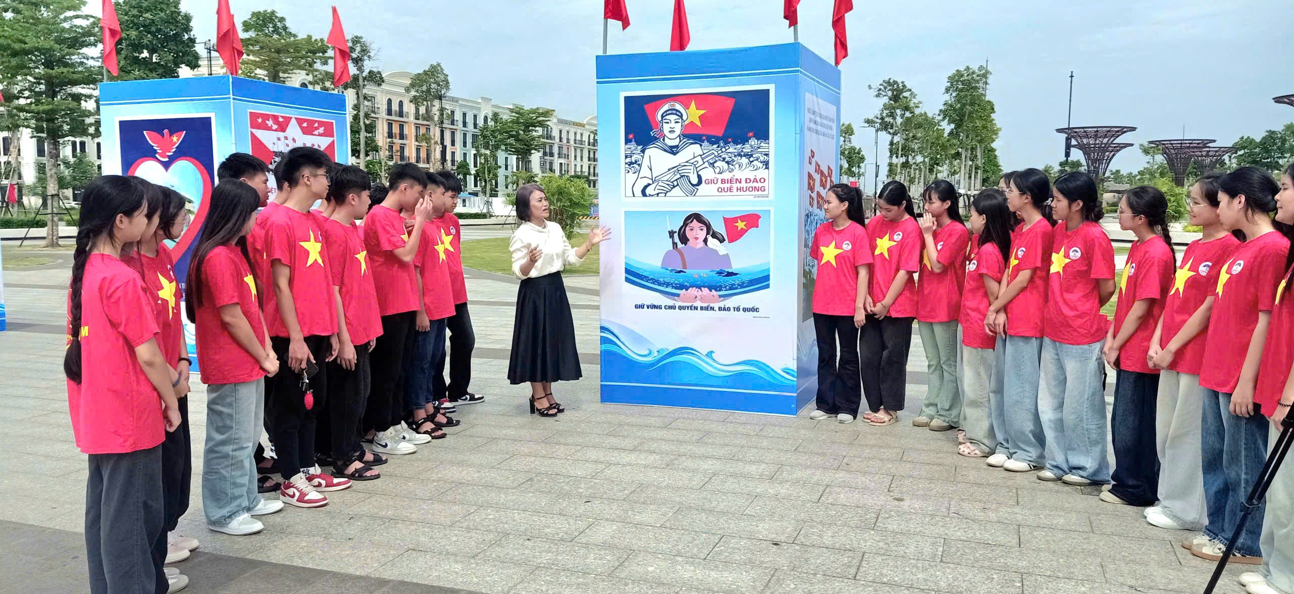 Triển lãm 'Biên cương vững bền': Tranh cổ động và ảnh tư liệu kể câu chuyện biển đảo