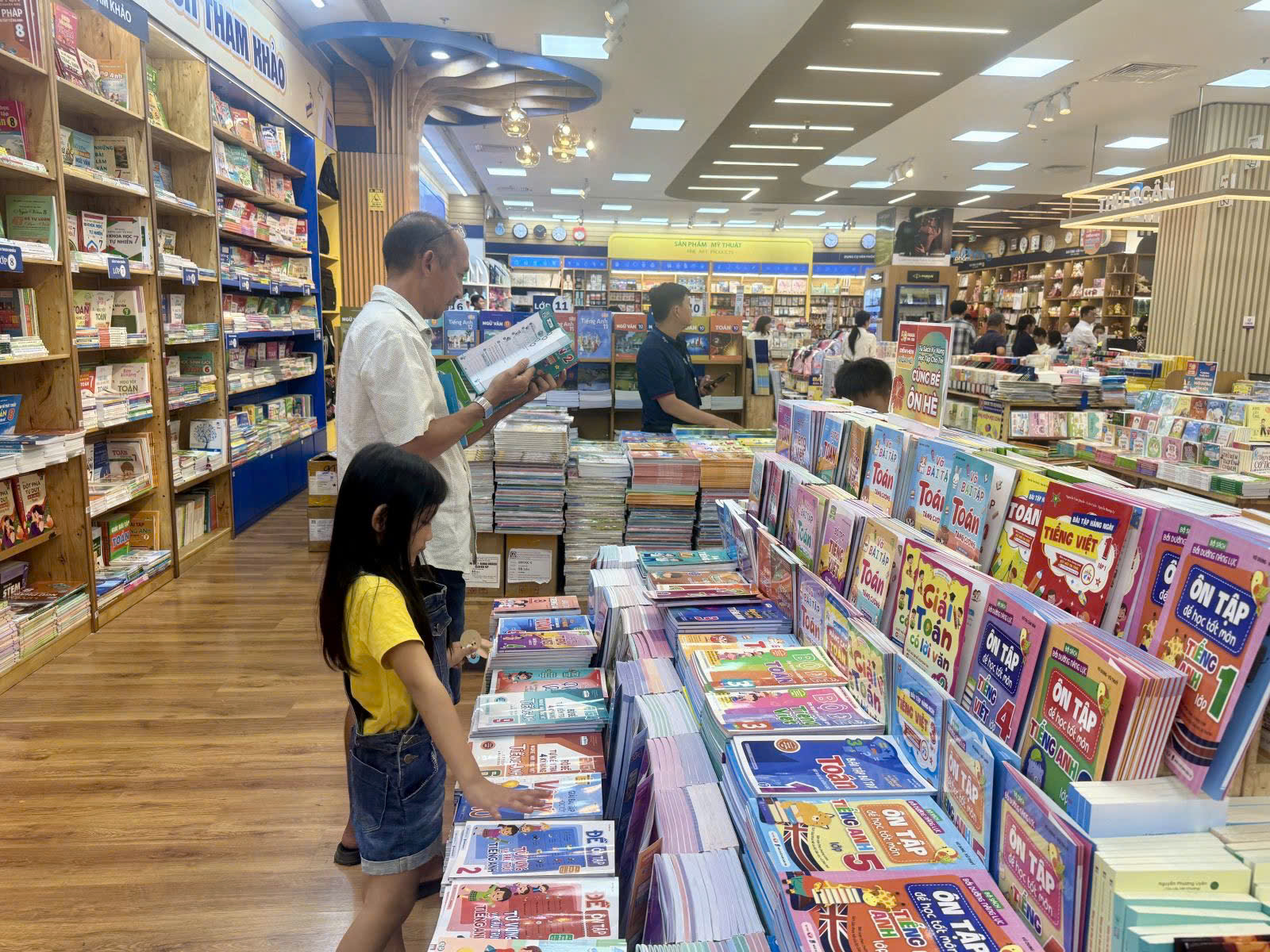 Tại sao phụ huynh vẫn phải xếp hàng mua sách giáo khoa?
