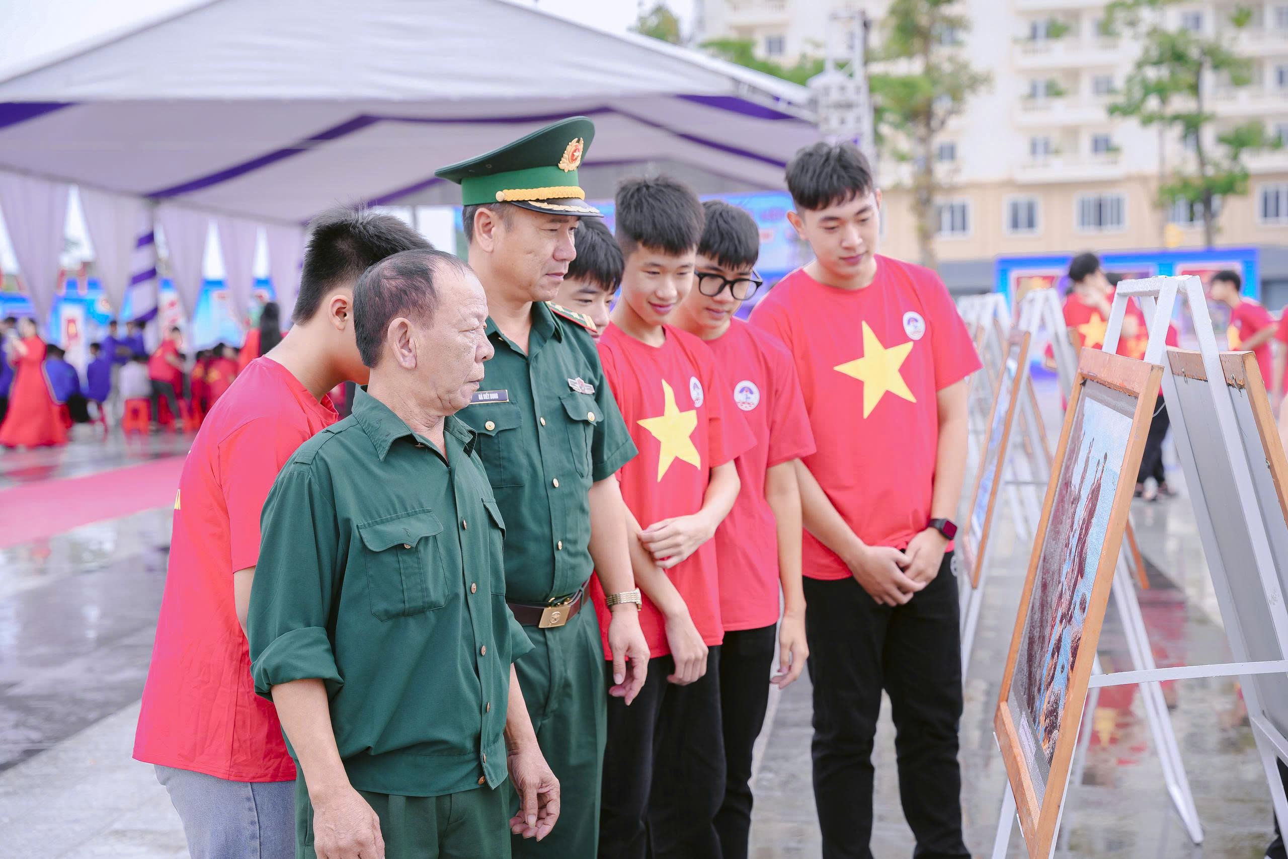 Triển lãm 'Biên cương vững bền': Tranh cổ động và ảnh tư liệu kể câu chuyện biển đảo