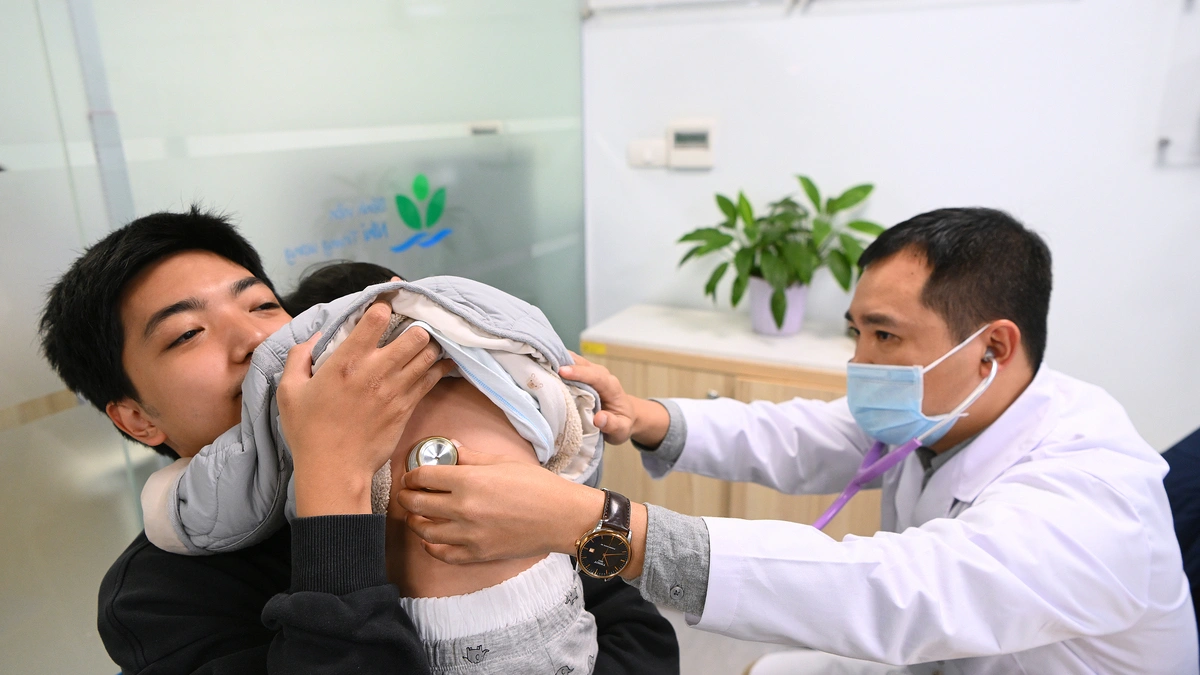Virus RSV ở trẻ sơ sinh: Khi một cái hôn có thể đưa con vào ICU