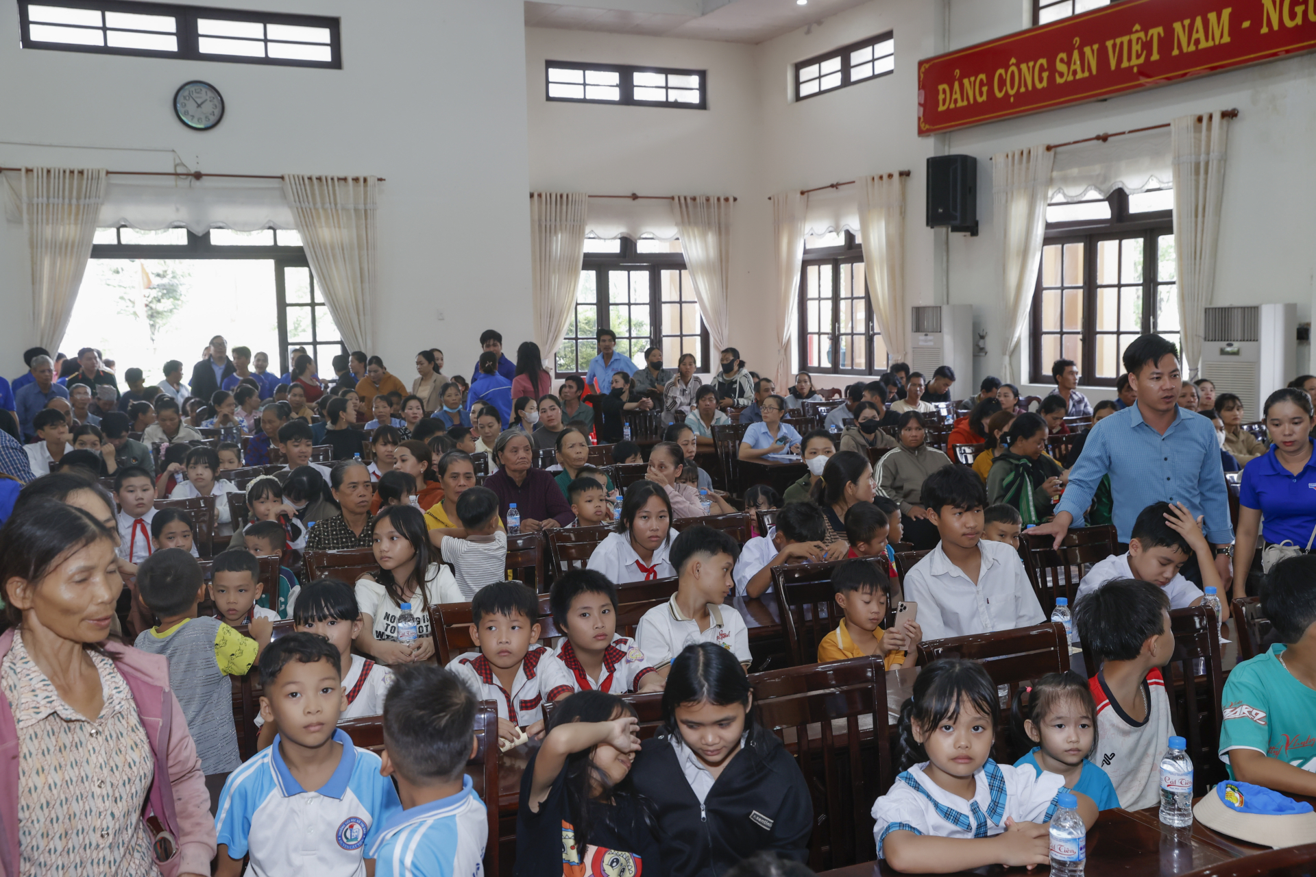 Các chương trình tình nguyện nâng bước học sinh vùng sâu đến trường