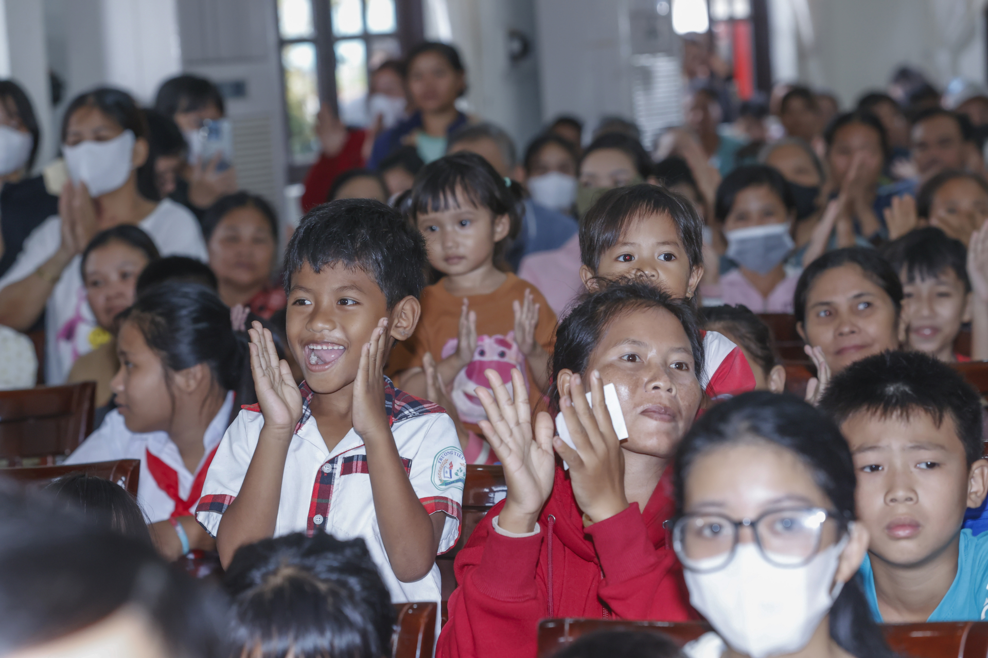 Các chương trình tình nguyện nâng bước học sinh vùng sâu đến trường