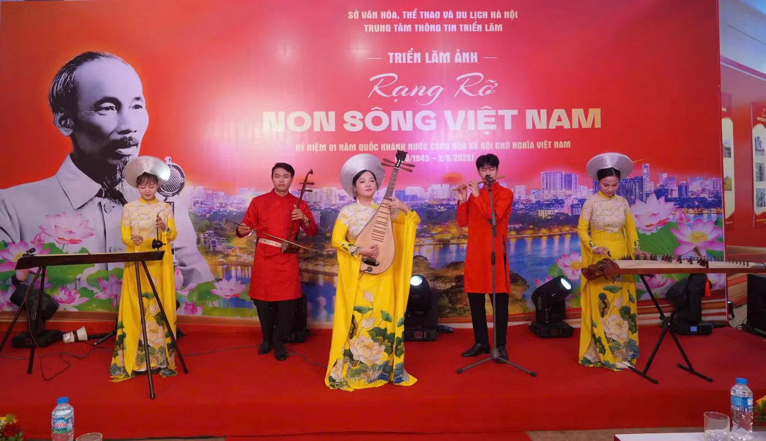 130 bức ảnh tư liệu và hành trình Rạng rỡ non sông