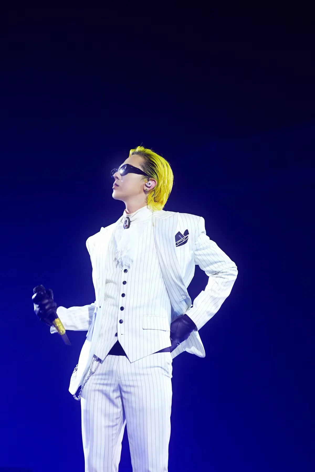 G-Dragon và khoảnh khắc ‘người hùng’ cứu nhân viên trên sân khấu