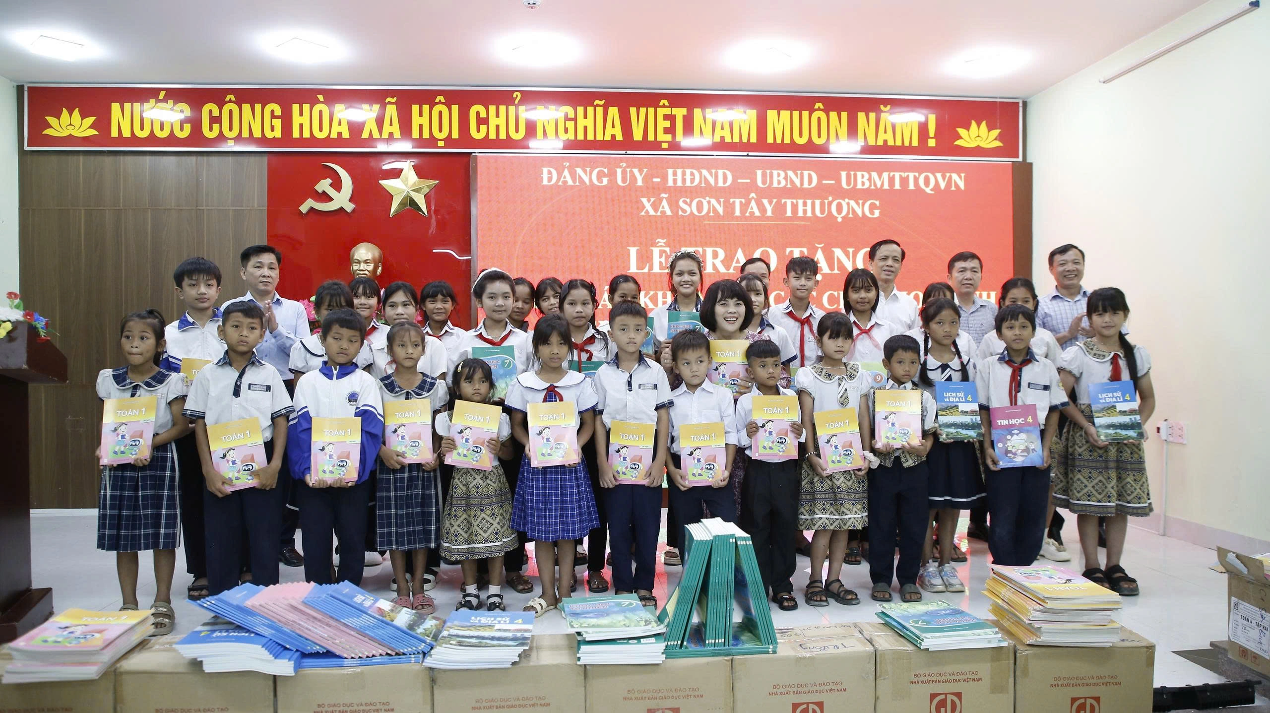Xã Sơn Tây Thượng cấp sách giáo khoa miễn phí: Điểm sáng vùng khó