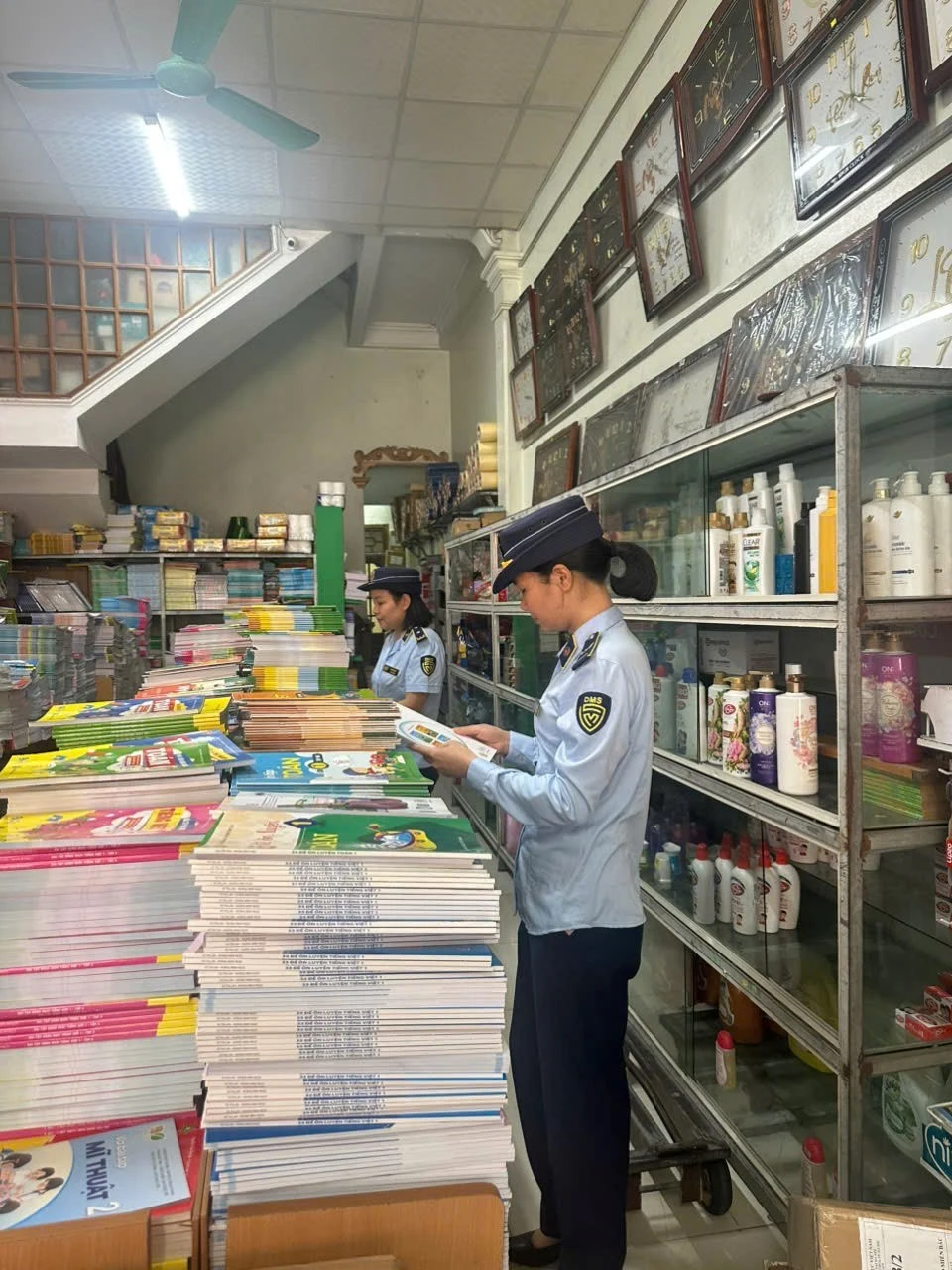 Những chiêu lừa bán sách giáo khoa phổ biến và cách phụ huynh tự bảo vệ