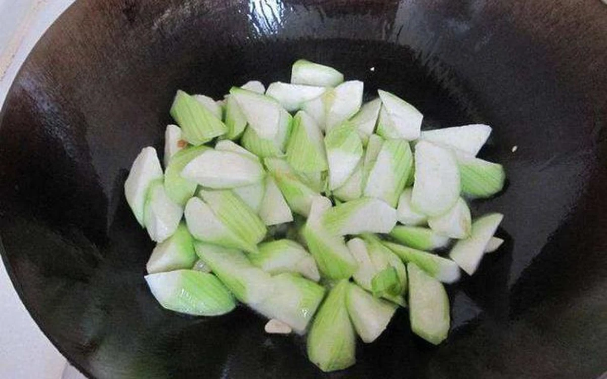 Khoa học đằng sau mẹo luộc và xào rau luôn xanh giòn