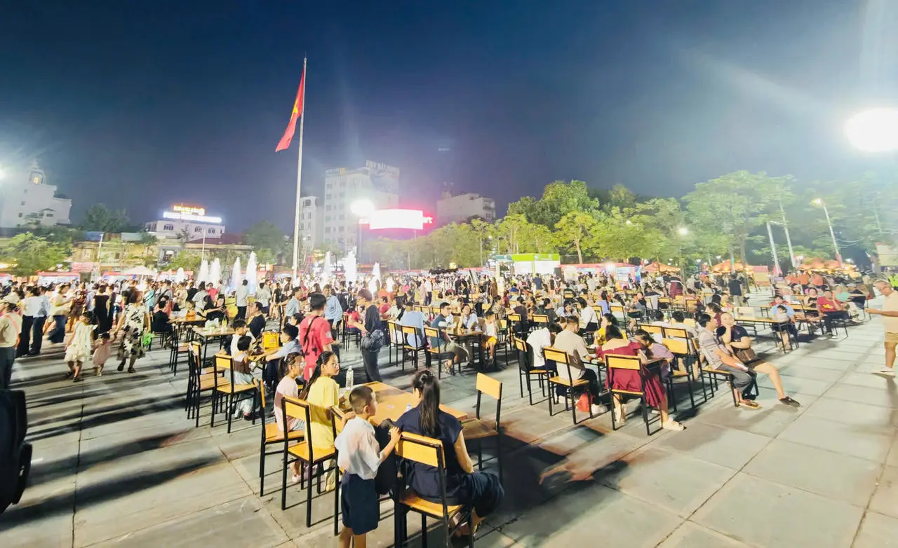 Phố đi bộ ẩm thực đêm Hải Phòng: điểm hẹn kinh tế và văn hóa mới