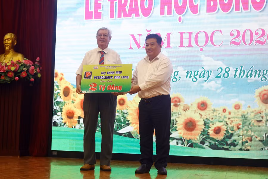 320 suất học bổng Nhân Thiện: bước đệm cho học sinh khó khăn
