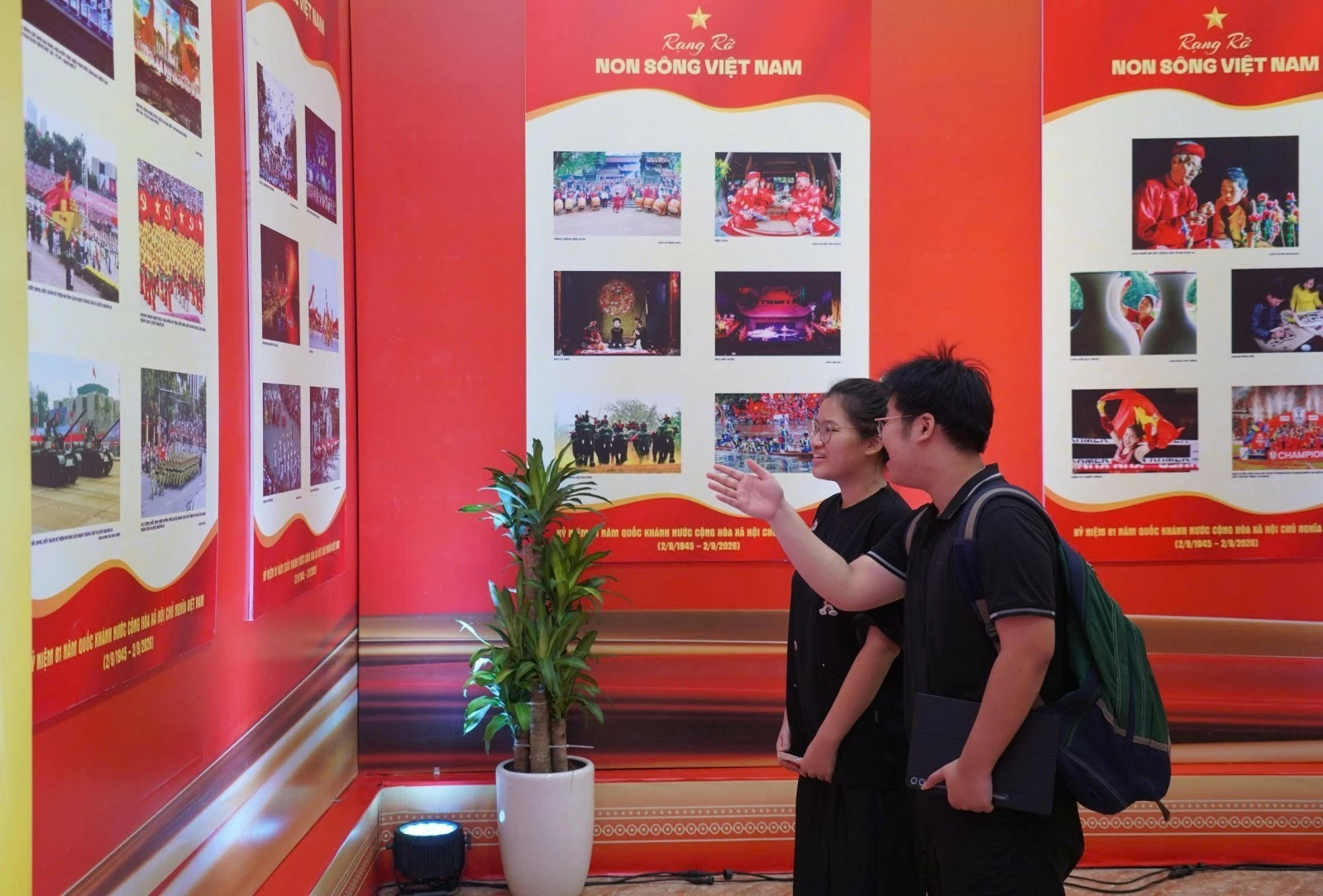 Triển lãm ‘Rạng rỡ non sông Việt Nam’: 130 khuôn hình của 81 năm độc lập