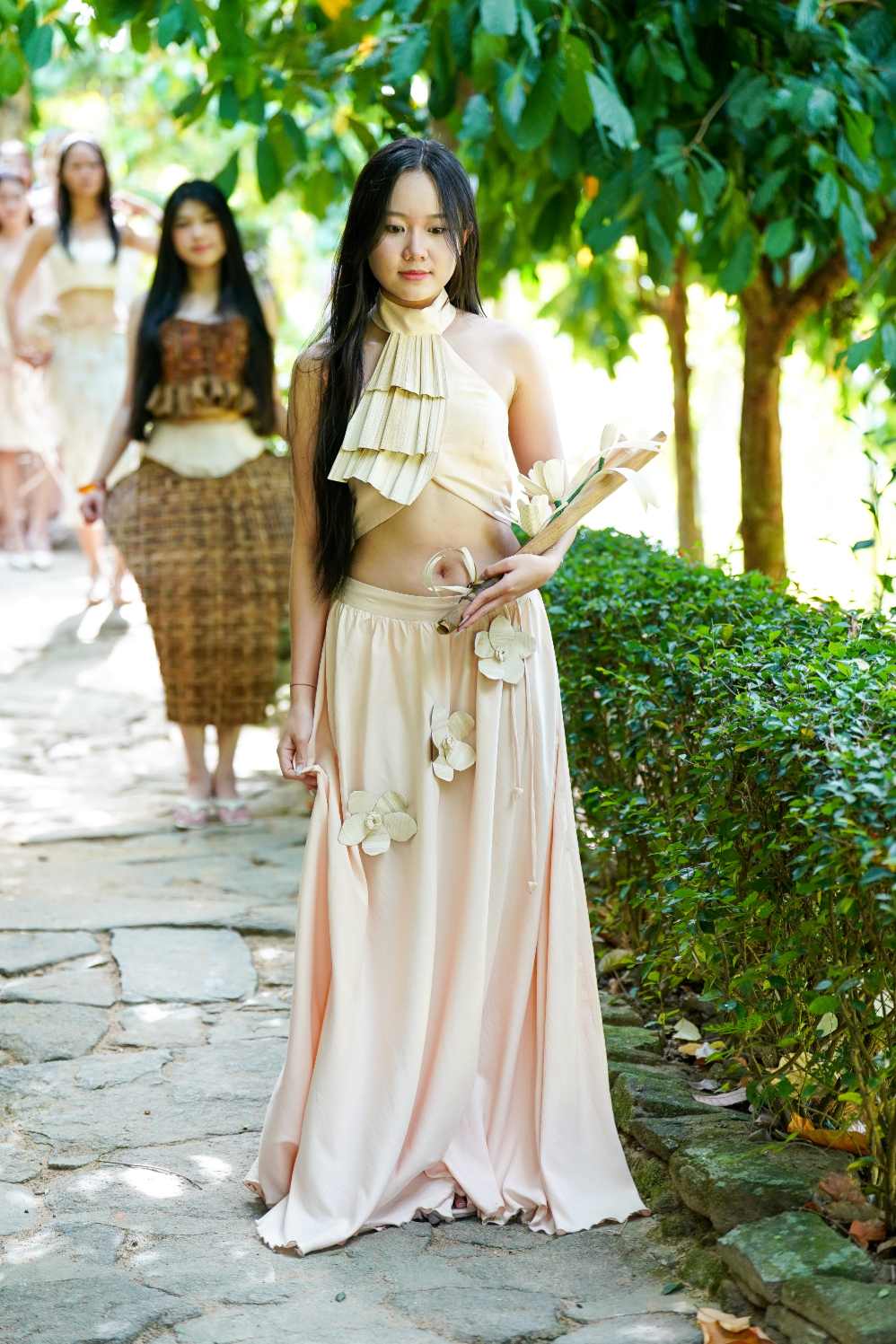 Từ phụ phẩm nông nghiệp đến sàn diễn: Mo cau bước vào haute couture làng Việt