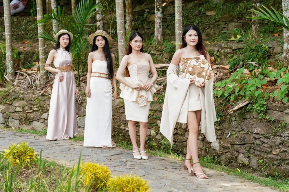 Từ phụ phẩm nông nghiệp đến sàn diễn: Mo cau bước vào haute couture làng Việt