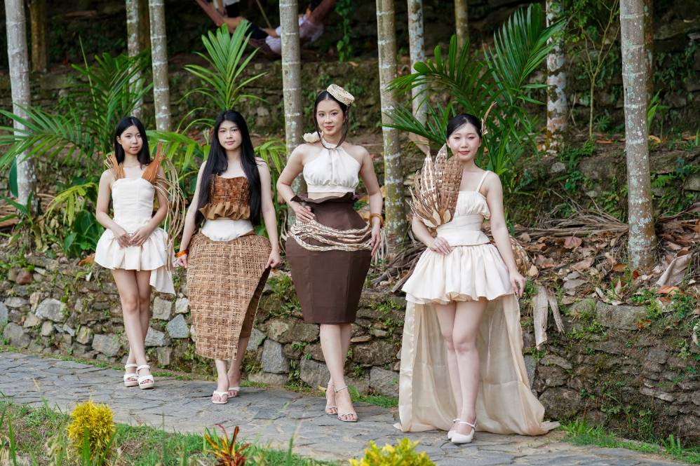 Từ phụ phẩm nông nghiệp đến sàn diễn: Mo cau bước vào haute couture làng Việt