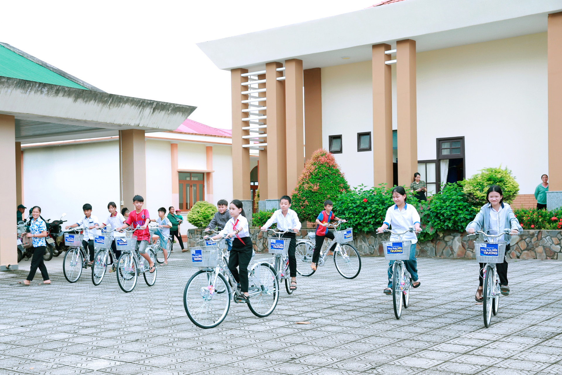Chương trình Nâng bước đến trường lần thứ VI: khi niềm vui mở đường đến lớp