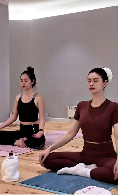 Tập hot yoga ở phòng 35°C: hướng dẫn buổi đầu cho người mới