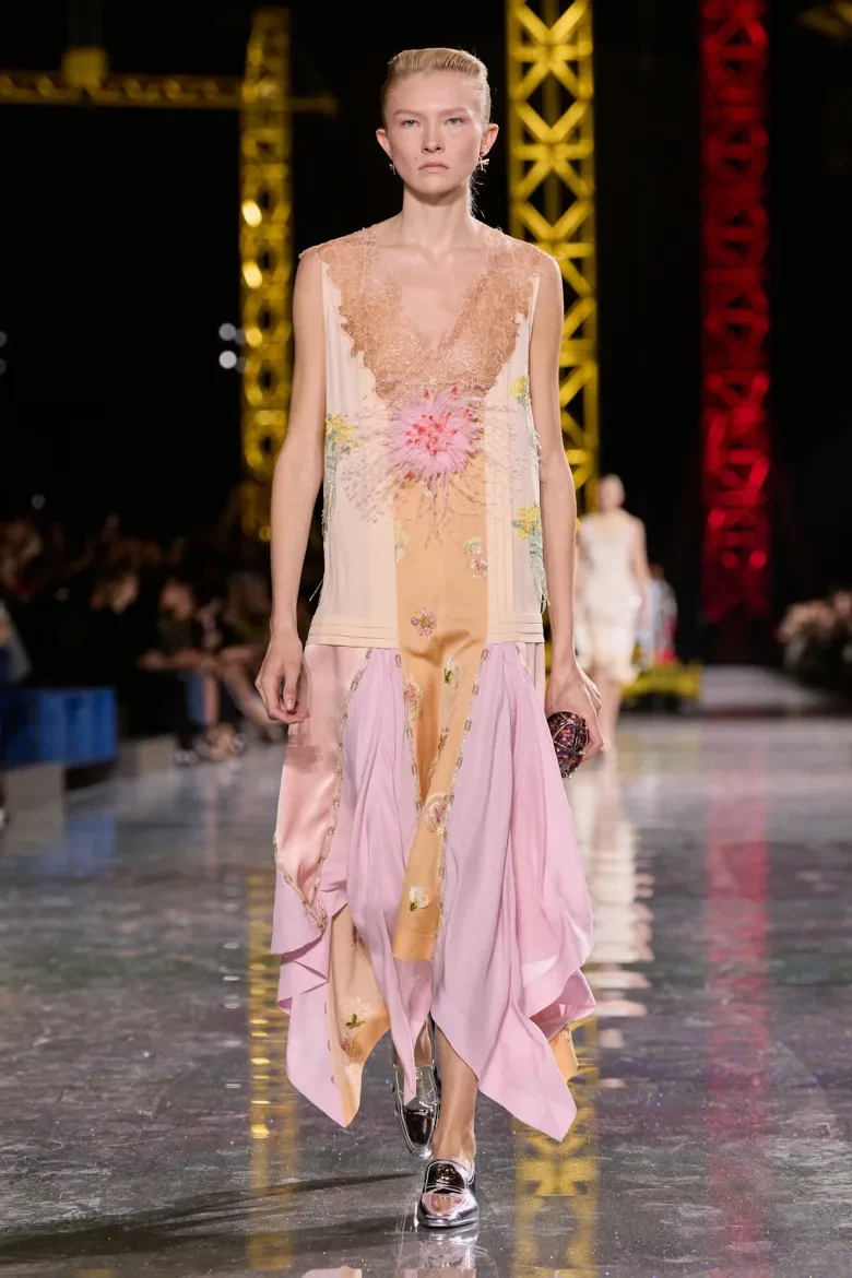 Từ phòng ngủ lên sàn diễn: Nội y và corset định nghĩa lại Thu Đông