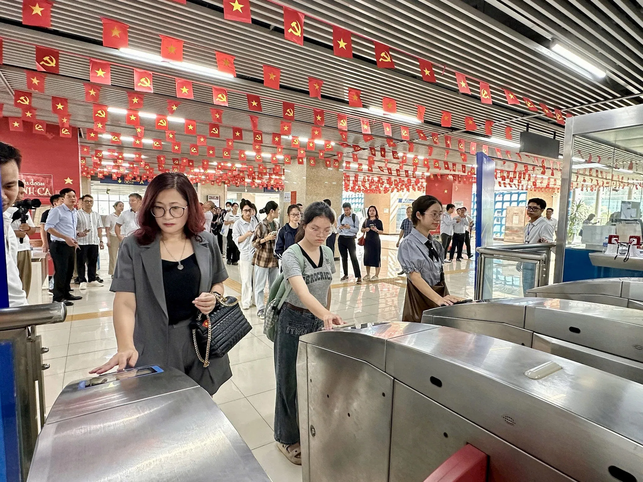 Hướng dẫn dùng vé điện tử liên thông metro – xe buýt Hà Nội tiết kiệm tới 40%