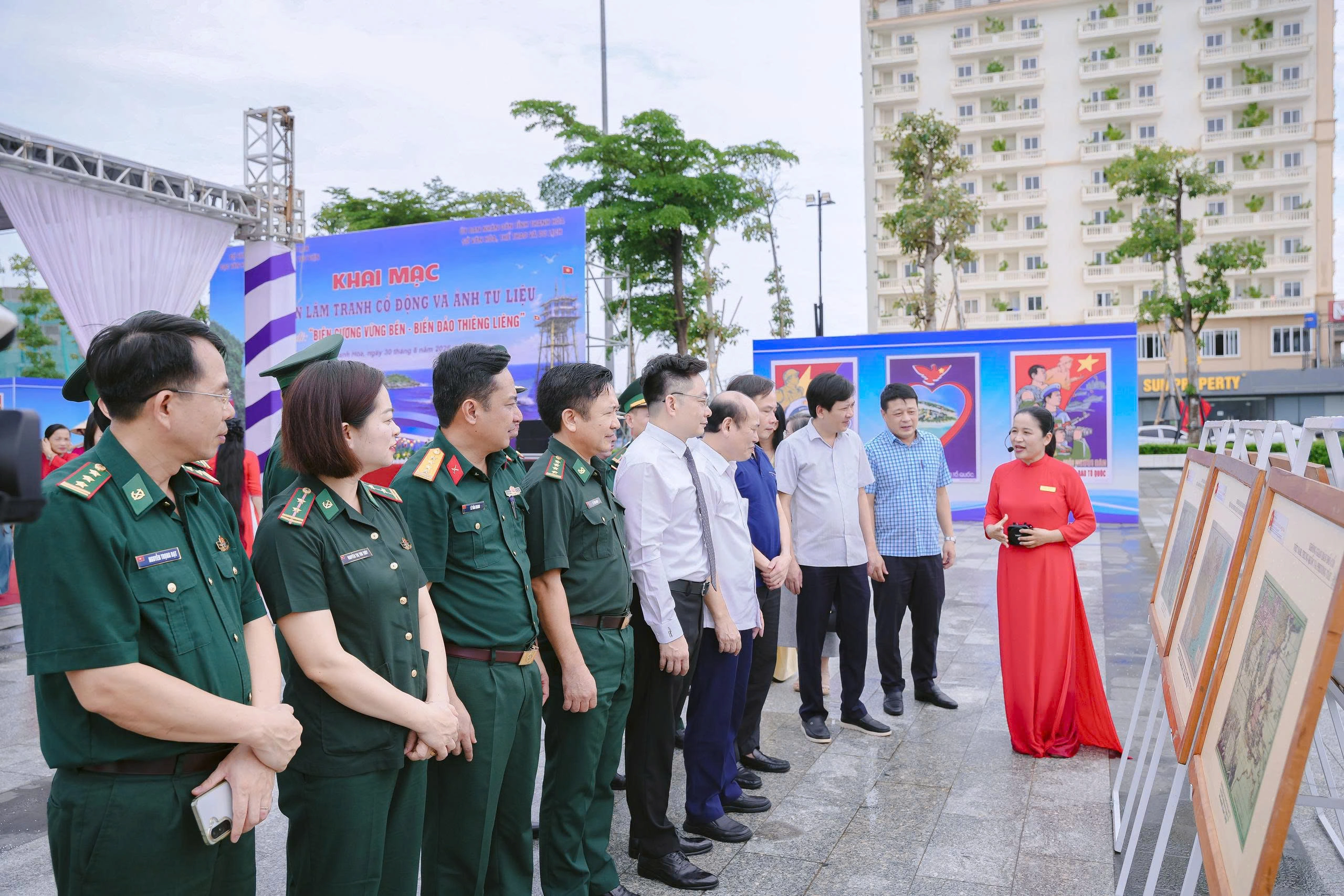 Triển lãm 'Biên cương vững bền': Tranh cổ động và ảnh tư liệu kể câu chuyện biển đảo