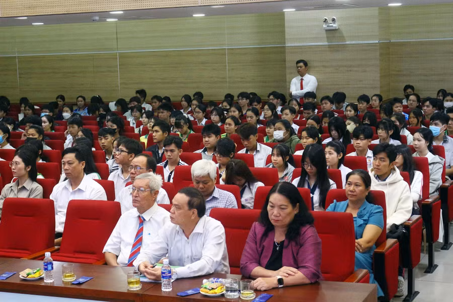 320 suất học bổng Nhân Thiện: bước đệm cho học sinh khó khăn