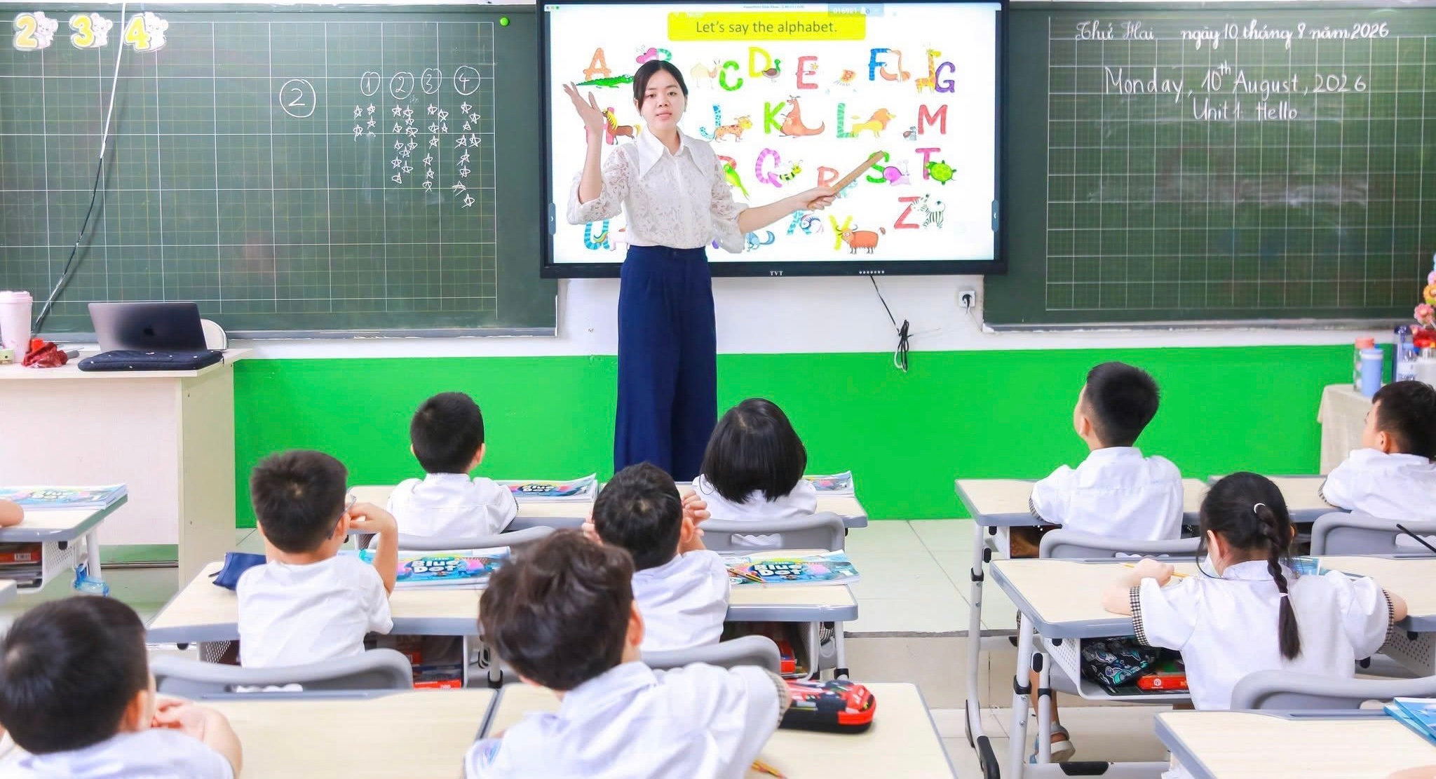 Tiếng Anh bắt buộc từ lớp 1: Cơ hội hay áp lực cho gia đình Hà Nội?