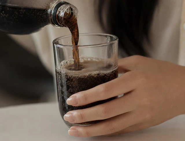Uống 5 chai nước ngọt mỗi ngày: Cái giá mất răng và sức khỏe