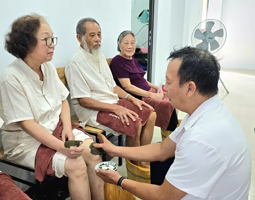 Mô hình chăm sóc ban ngày: chìa khóa mở kinh tế bạc và giữ người cao tuổi trong lòng gia đình