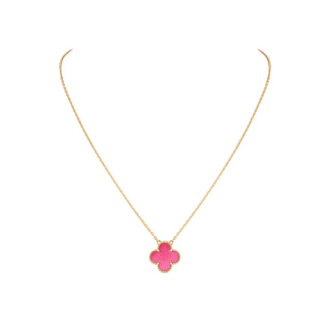 Van Cleef & Arpels tái định nghĩa Alhambra với men hồng pastel