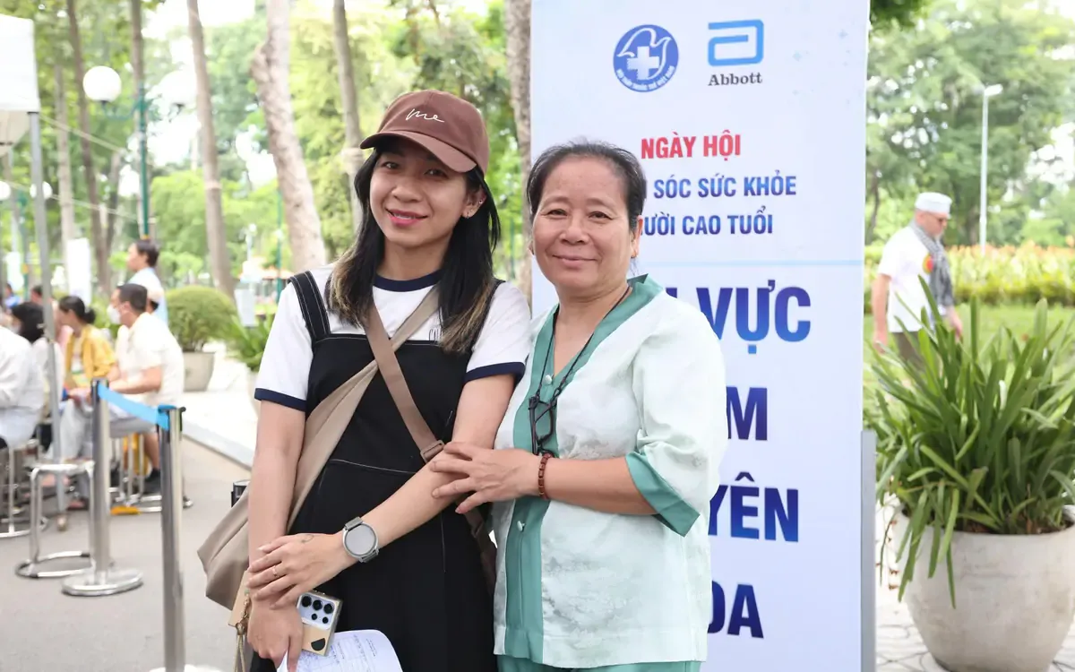 Báo hiếu cha mẹ qua chăm sóc sức khỏe mùa Vu Lan