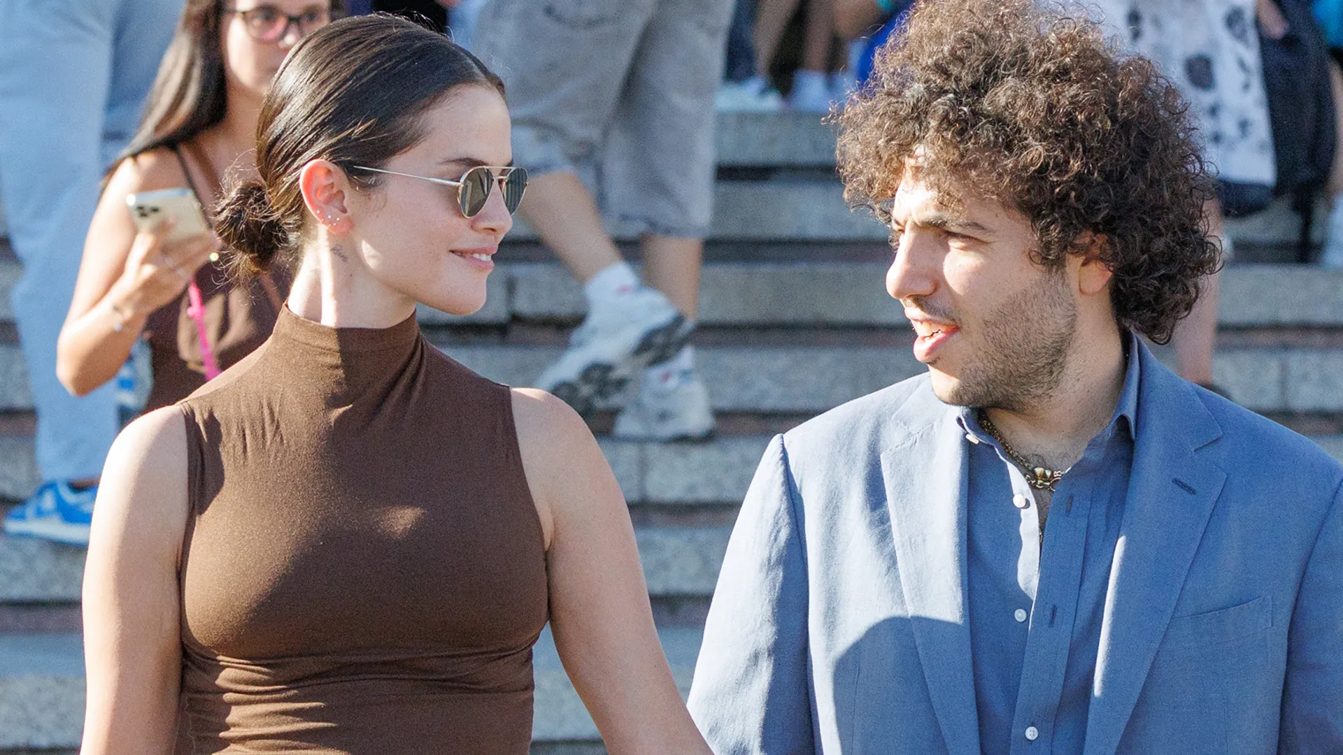 Selena Gomez Và Cú Hích Mới Cho Chân Váy Da Lộn Thu Dáng Maxi
