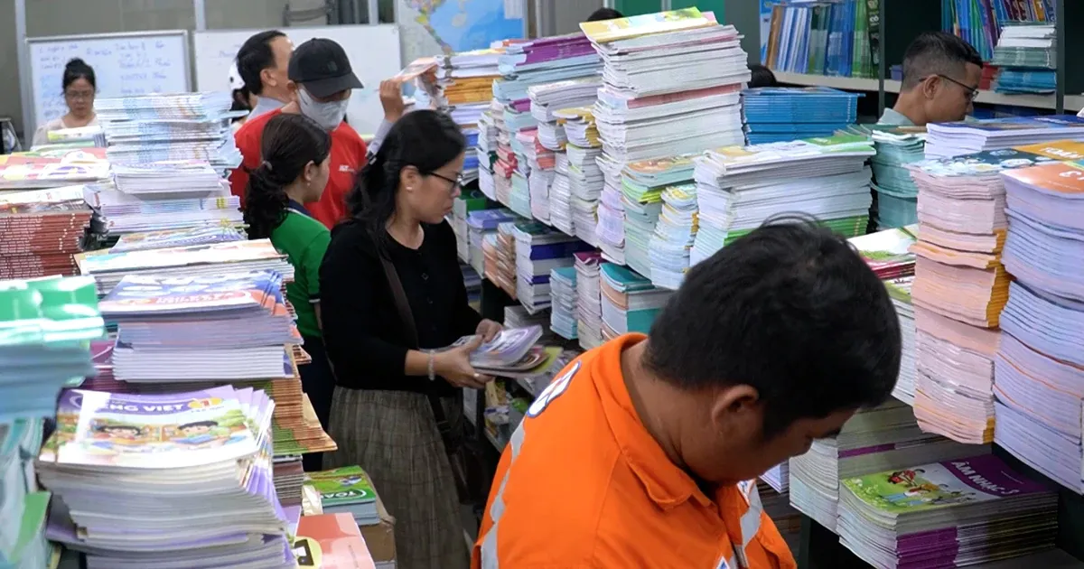 Thiếu sách giáo khoa trước khai giảng: Lỗi hệ thống chứ không phải riêng phụ huynh