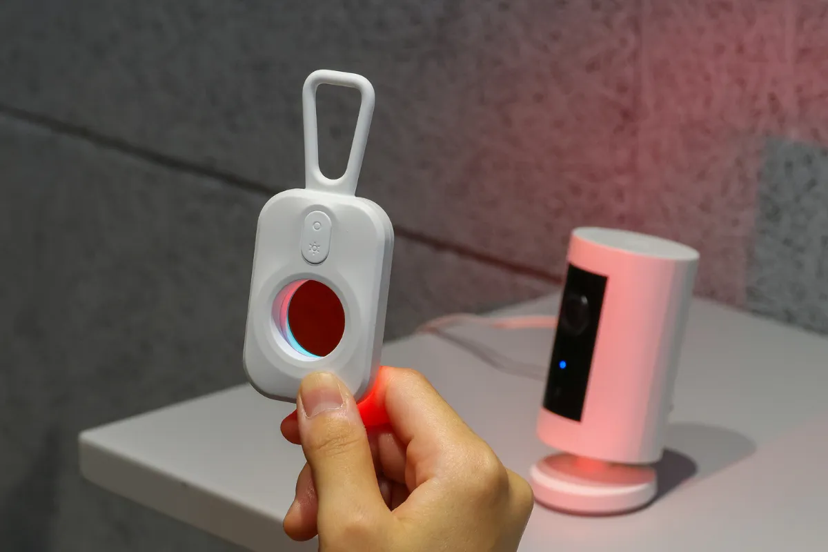 Phát hiện camera quay lén trong 5 giây nhờ AI và đèn LED