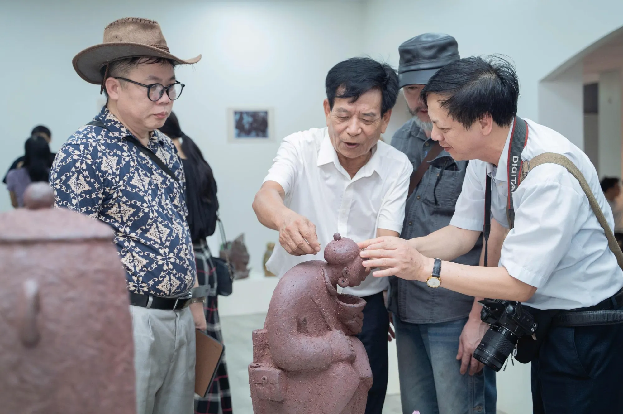 Nghệ nhân Nguyễn Lưu đưa văn hóa Tây Bắc vào gốm Bát Tràng