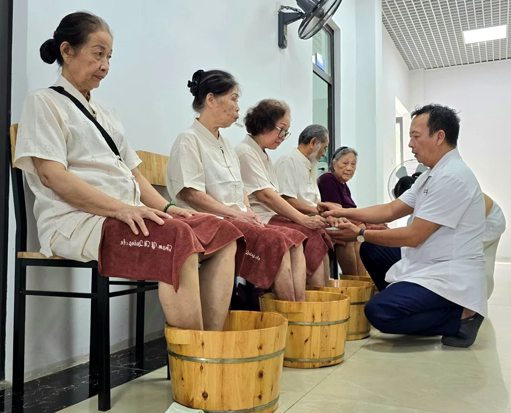 Mô hình chăm sóc ban ngày: chìa khóa mở kinh tế bạc và giữ người cao tuổi trong lòng gia đình