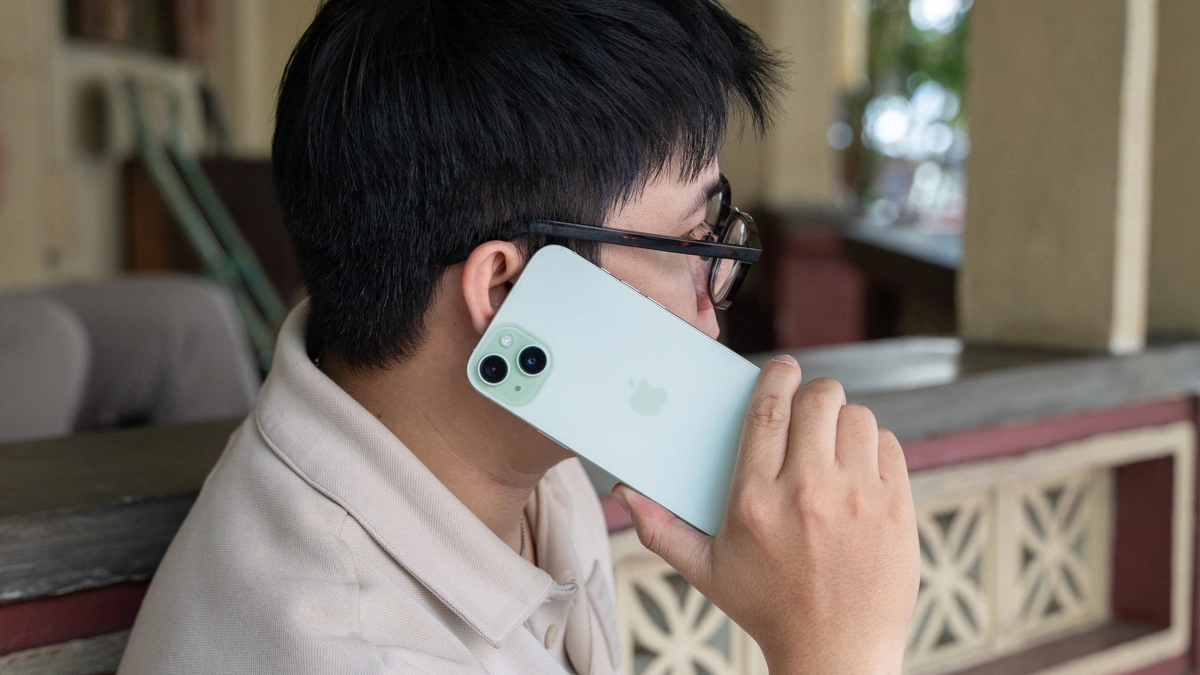 iPhone 15 Plus vẫn rất đáng mua: pin trâu, màn lớn thắng công nghệ AI mới