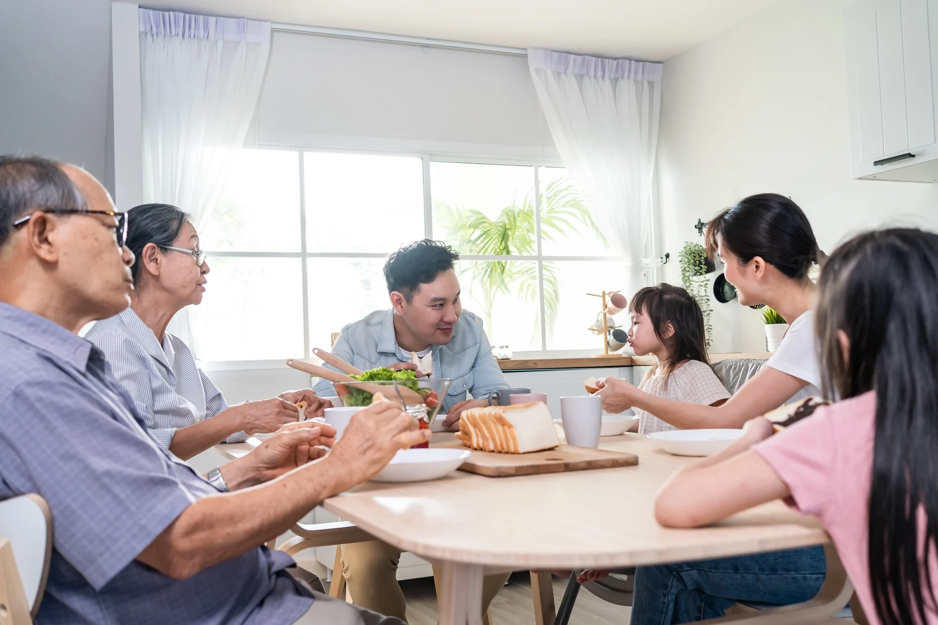 Thế hệ sandwich tuổi 35-44: Cân bằng chi tiêu cho con, cha mẹ và chính mình