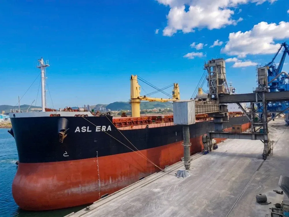 Xi măng Long Sơn: xuất khẩu gắn với logistics xanh khu vực