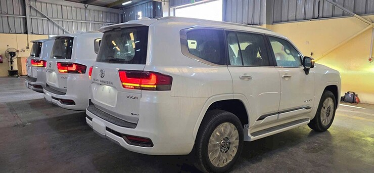 Toyota Land Cruiser Hybrid bị đội giá gần 1 tỷ: Có nên đặt cọc sớm?