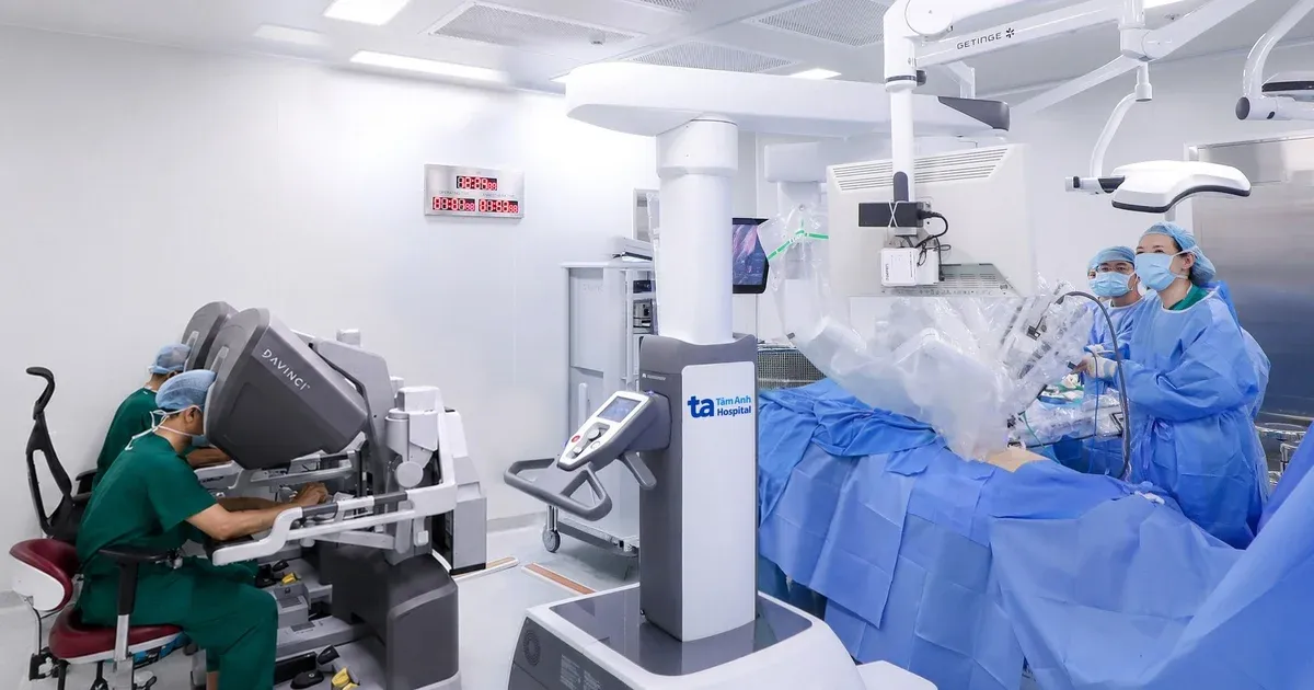 Từ robot Da Vinci đến bục giảng quốc tế: Hành trình của một bác sĩ Việt