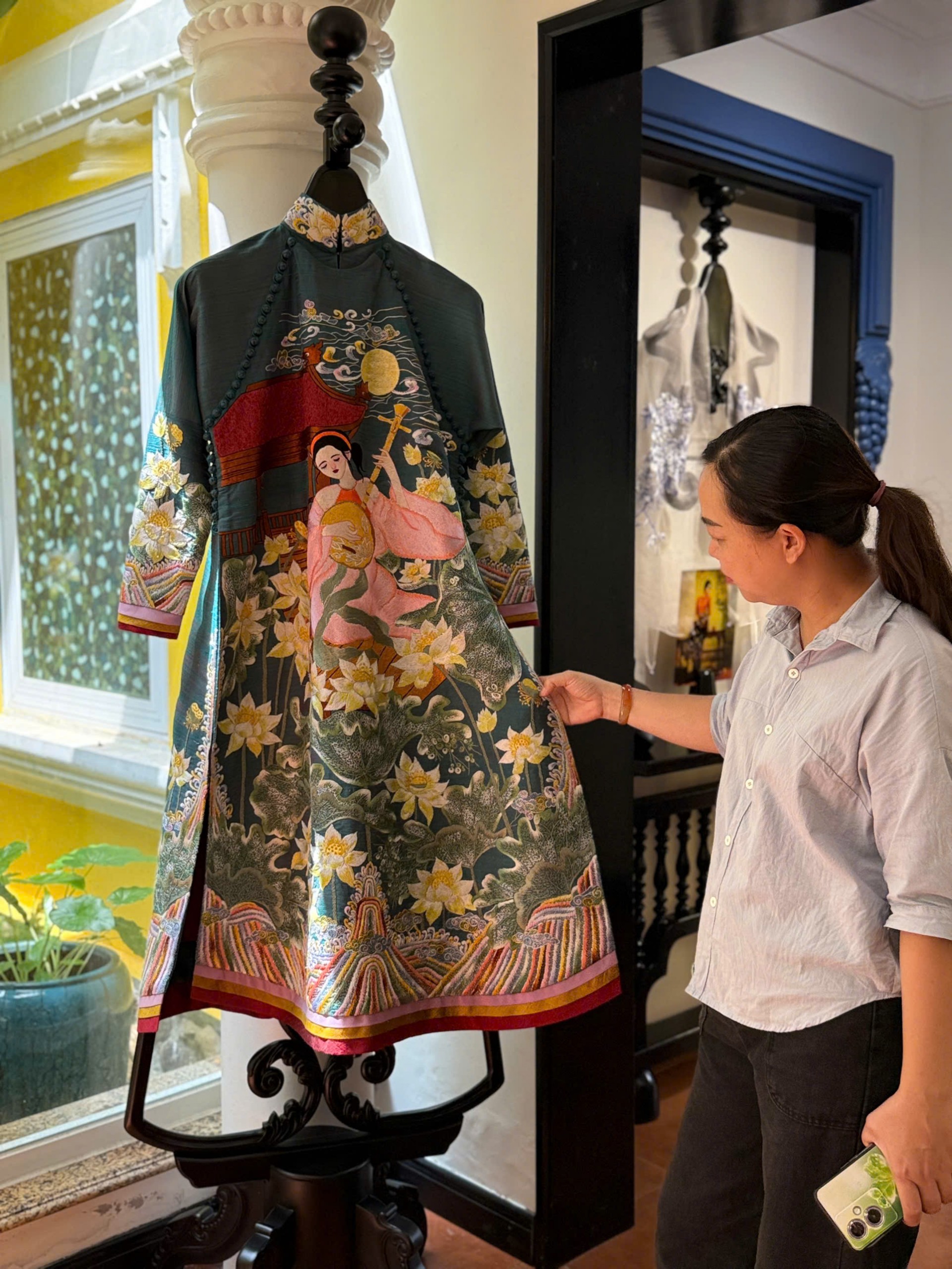 Khi sao Châu Á chọn thương hiệu Việt: Montsand và Lan Hương
