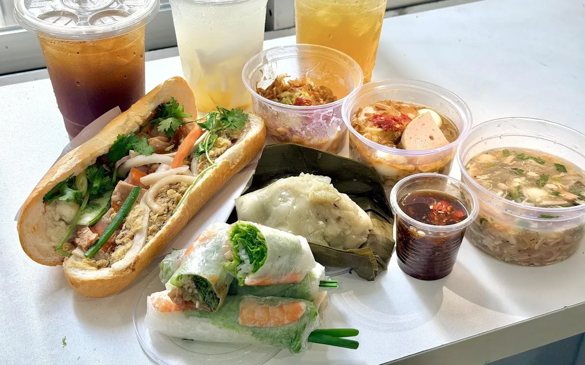 Gói xôi 10.000 đồng: bữa ăn bình dân hay chỉ là món ăn vặt sinh viên?
